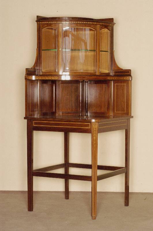 Eckvitrine, deutsch, um 1900, dreigeschossig , mit halbrundem verglastem Aufsatz mit Tischsockel, Edwardienstil, Palisander mit doppelten hellen ...