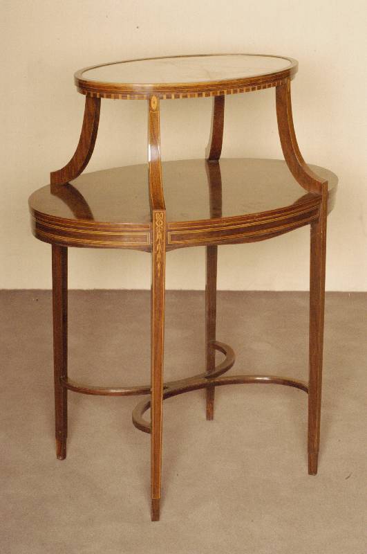Ovaler Etagentisch, deutsch, um 1900, mit Marmoreinlegeplatte, Edwardienstil, Palisander mit doppelten hellen Fadenintarsien, konische ...