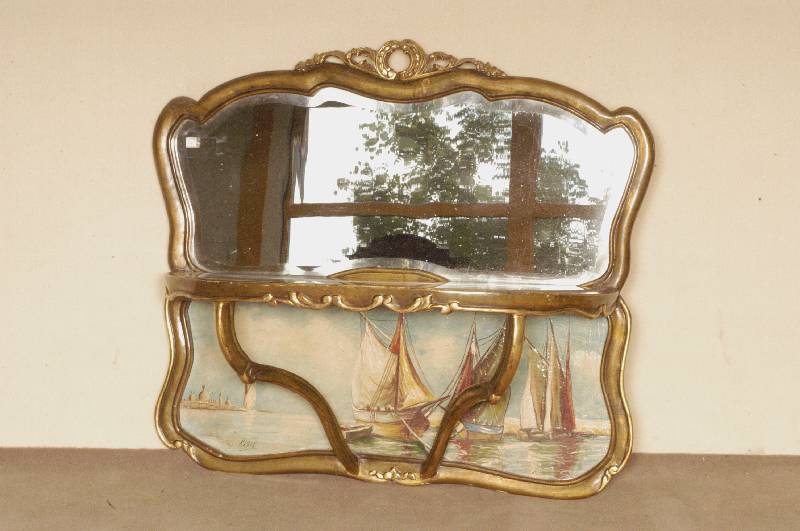 HÄngeregal, deutsch, um 1910, Weichholz gefaßt, barocke Form, mit goldfarbener BekrÖnung, Ablage aus Glas, RÜckwand oben mit Spiegel, ...