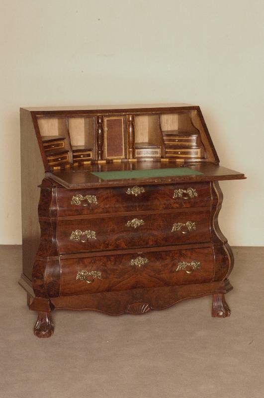 BarockstilsekretÄr, Holland, um 1950, Korpus Weichholz/Hartholz, Wurzelnußfurnier, z.T. gespiegelt, schÖnes Furnierbild, Kanten abgeflacht, ...