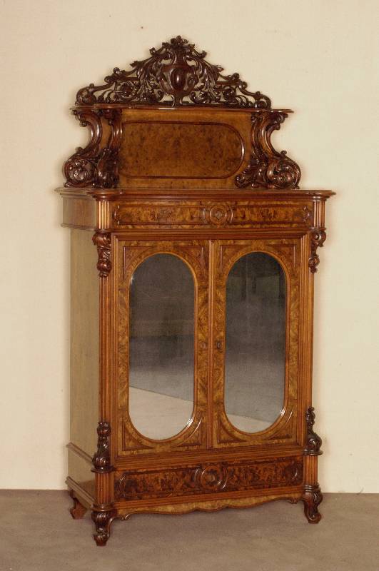 Prunkaufsatzvertiko, deutsch, um 1860/70, Louis-Philippe, Korpus Weichholz, Wurzelholzfurnier, Dackelbeine, Lisenen gerieft, in geschnitzten ...