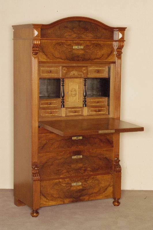 StandsekretÄr, deutsch, um 1880, GrÜnderzeit , Korpus Weichholz, gespiegeltes Wurzelnußfurnier, auf KugelfÜßen, Lisenen gerillt, in Schnecken ...