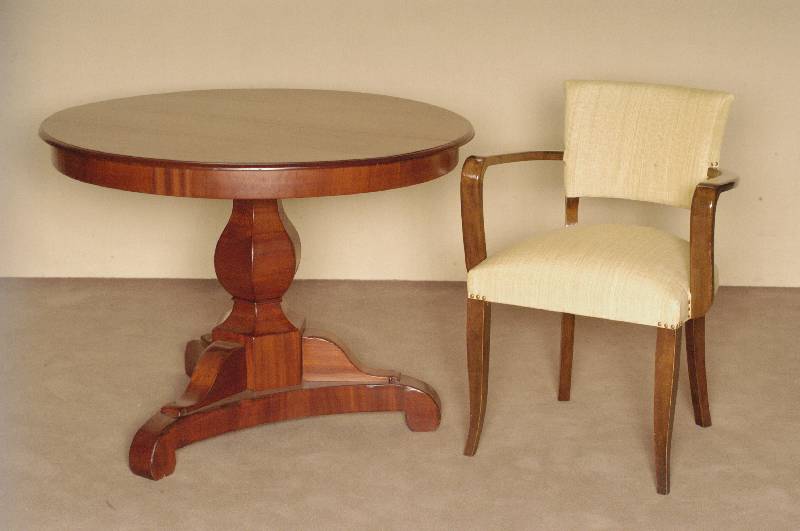 Tisch, deutsch, um 1830/40, Biedermeier, rund, Platte Mahagoni massiv, balusterfÖrmiger Fuß, 6-eckig, auf Plateau, 3-fach ausladend, restauriert ...