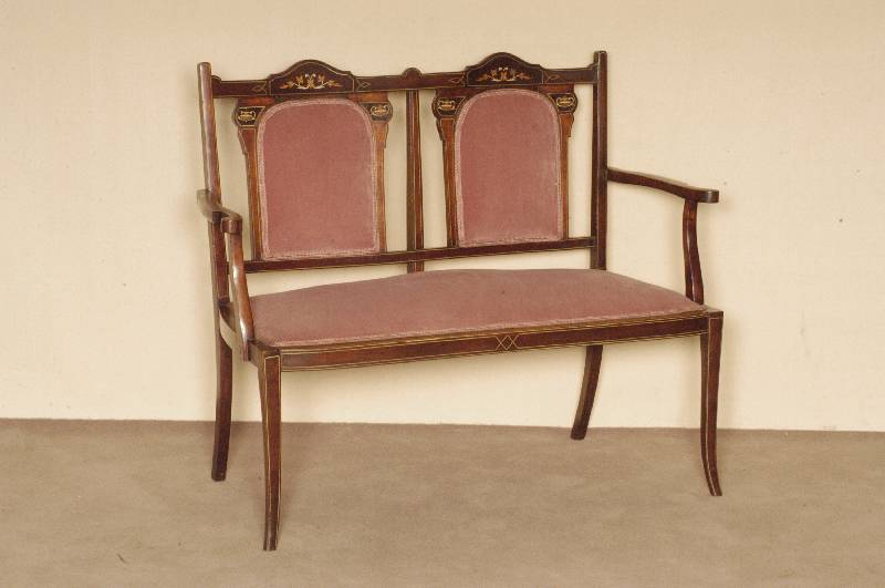 Sofa, England, um 1900, Edwardien, 2-sitzer, Mahagoni mit hellen Fadenkonturen, klassizsitische Vasen und Blumen Marketerie, zierliches ...