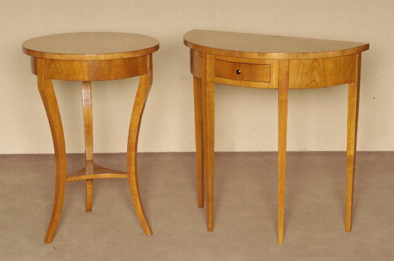Beistelltisch, im Biedermeierstil, Korpus Weichholz, Kirschbaumfurnier, in Sternform verlegt, 3 schÖne elegante Beine, praktisches MÖbel, ...