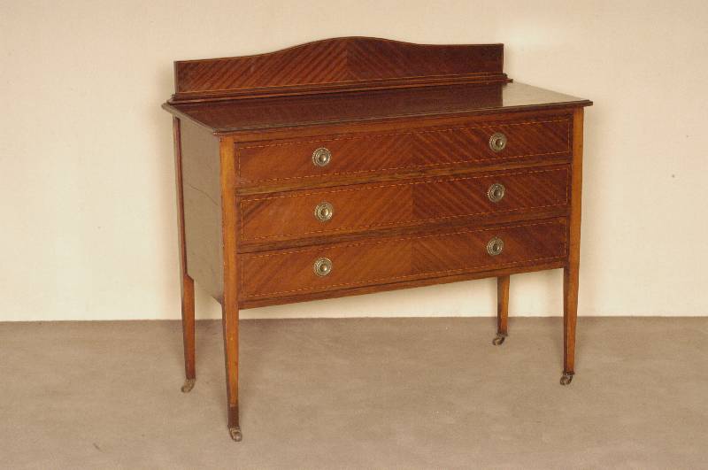 Kommode, England, um 1900, Edwardien, Korpus Weichholz, Mahagonifurnier, auf konischen Viereckbeinen, Abschluß mit Rollen, 3 Schubladen, mit ...