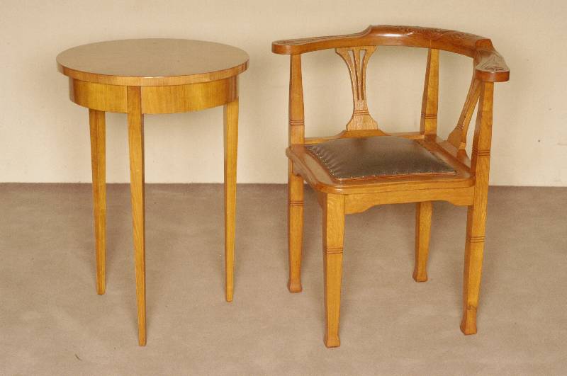 Beistelltisch, im Biedermeierstil, Korpus Weichholz, Kirschbaumfurnier, in Sternform verlegt, 3 gerade Beine, praktisches MÖbel, vielfach ...