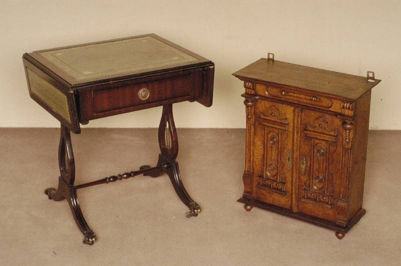 Modelschrank, deutsch, um 1880, Korpus Buche und Weichholz, Eichefurnier, auf KugelfÜßen, Lisenen gerieft und gerillt, gedrechselte aufgesetzte ...