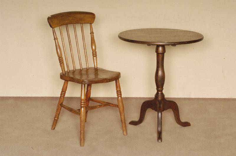 4 StÜhle, England, um 1920, Windsorstil, RÜster massiv, gedrechselte Beine, verstrebt, SitzflÄche aus Massivholz, RÜcken gebogen und ...