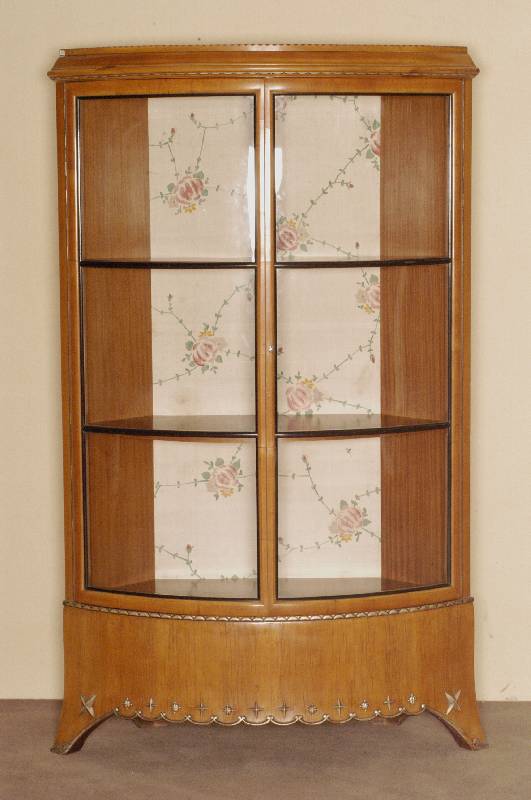Eckschrank, deutsch, um 1910, ArtDeco, Korpus Weichholz, Kirschbaumfurnier, Unterteil abgesetzt mit stern- und muschelfÖrmigen Verzierungen, 2 ...