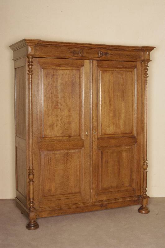 Schrank, deutsch, um 1880, GrÜnderzeit, Eiche massiv, auf KugelfÜßen, seitlich doppelt gerahmt, gedrechselte VollsÄulen, 2 TÜren kassettiert, ...