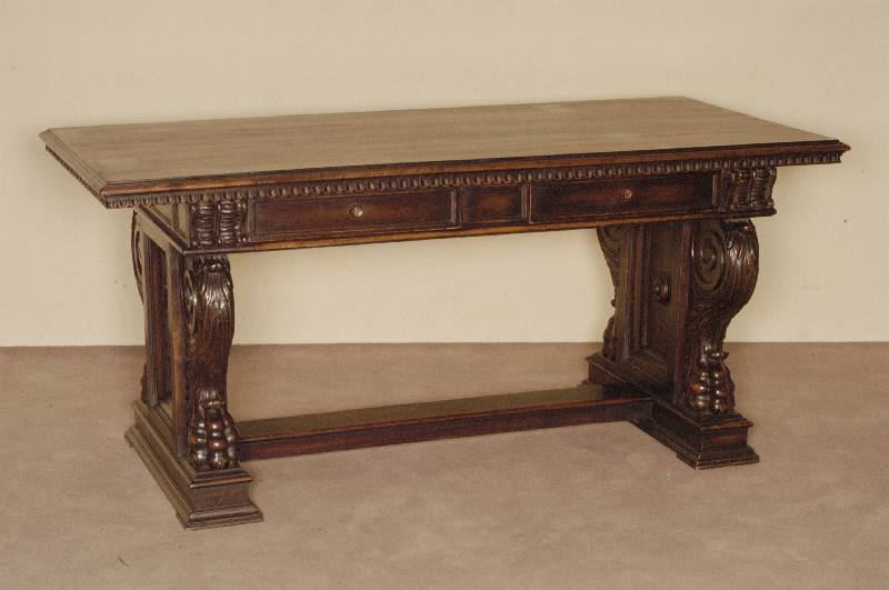 sogenanntes Bureau plat, flÄmisch, im florentinischen SpÄtrenaissancestil, Korpus Weichholz/Hartholz, Nußbaumfurnier, Wangen mit reicher ...