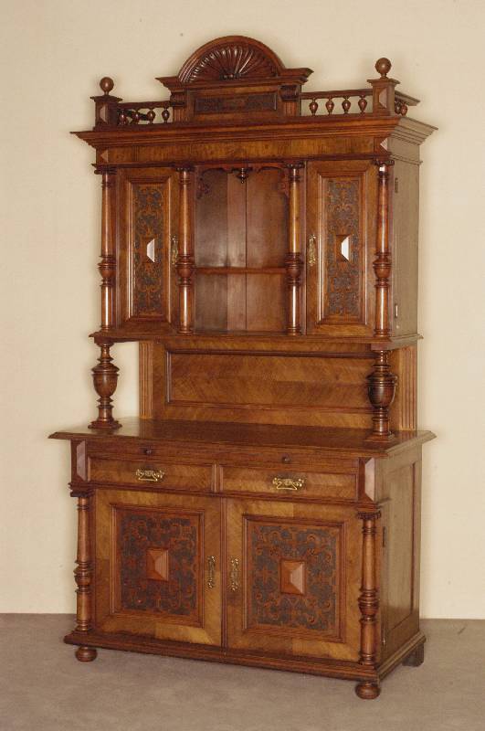 Aufsatzbuffet, deutsch, um 1880, GrÜnderzeit , Korpus Weichholz, Nußbaumfurnier, auf KugelfÜßen, seitlich gedrechselte VollsÄulen, 2 TÜren ...