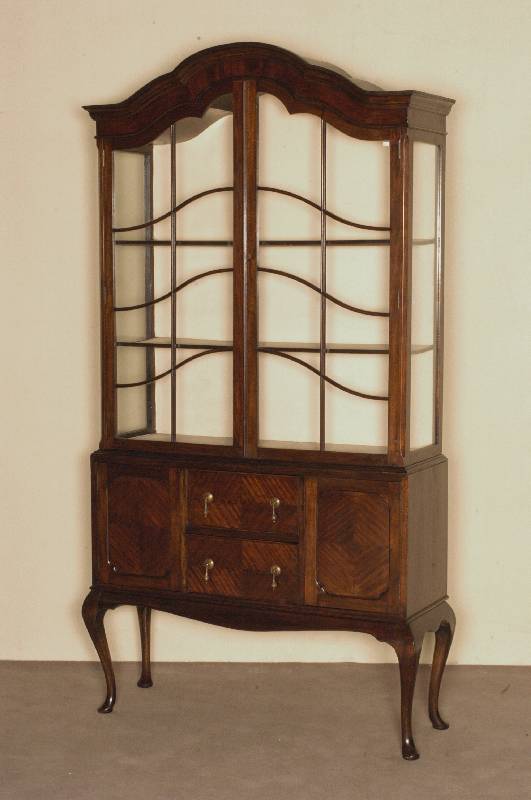 Sammlervitrine, Holland, um 1900, Mahagoni massiv, auf gebogenen Hochbeinen stehend, doppelt geschweifter Kopf, Kopfleiste mehrfach getreppt, ...