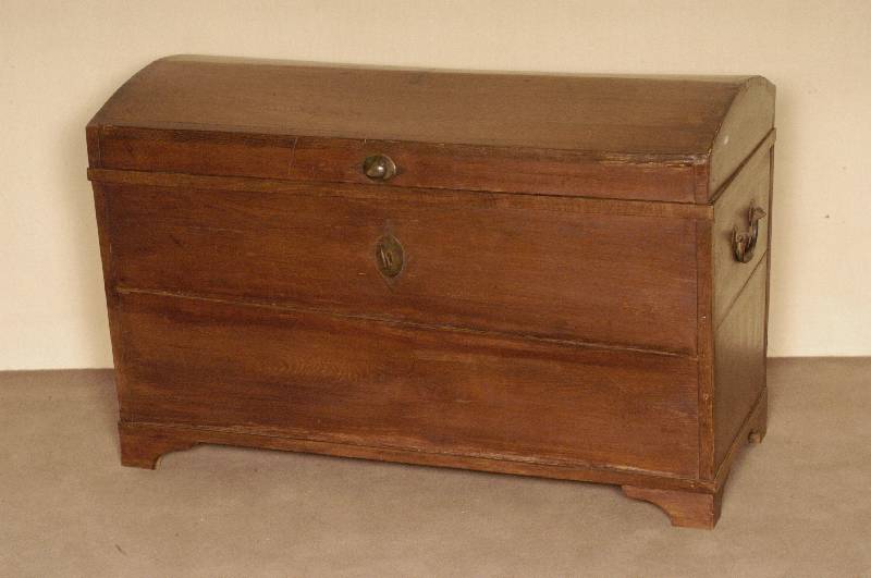 Runddeckeltruhe, deutsch, um 1840, Eiche massiv, seitlich mit original Messinggriffen, Innen mit Dokumentenfach, SchlÜssel und Schloß original, ...