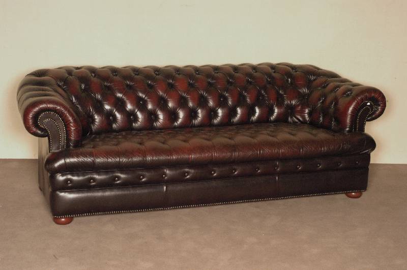 3-sitzer Chesterfieldsofa, wohl England, rÖtliches Leder von guter QualitÄt, kaum benutzt, RÜcken und Seiten genoppt und geheftet, lose Kissen, ...