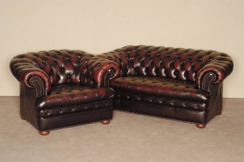 2-sitzer Chesterfieldsofa, wohl England, rÖtliches Leder von guter QualitÄt, kaum benutzt, RÜcken und Seiten genoppt und geheftet, lose Kissen, ...