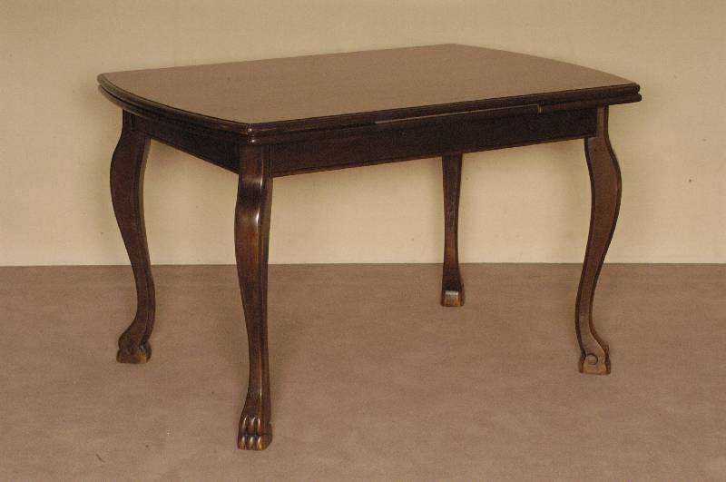 Ausziehtisch, Holland, um 1920, Korpus Weichholz, Nußbaum massiv, Nußbaumfurnier, gebogene Beine, Abschluß mit TatzenfÜßen, 2 -fach ...