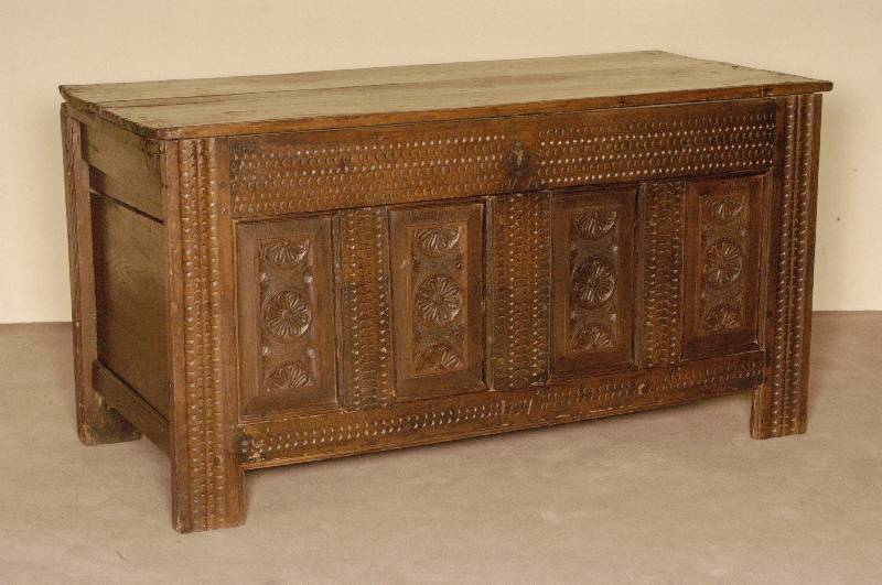 Flachdeckeltruhe, deutsch/Niedersachsen, um 1780, Eiche massiv, auf Stollen, kanneliert, FÜllungen gerahmt, Innen mit Dokumentenfach und Ablage, ...
