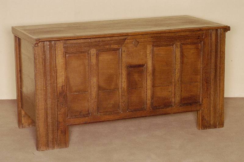 Flachdeckeltruhe, deutsch/Westfalen, um 1790 , Eiche massiv, Truhe als Schrank nutzbar, FÜllungen als TÜr gearbeitet, Deckel verschraubt, Front ...
