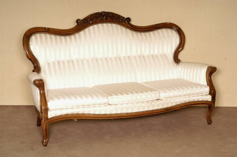 Sofa, deutsch, um 1880, Louis-Philippe, Nußbaum massiv, gebogene Beine mit Hohlkehlung , geschweifte RÜckenlehne, in der Mitte geschnitzte Krone, ...
