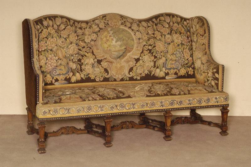 Ohrenkanape, deutsch, um 1870/80, Louis-XVI -Stil, Nußbaum massiv, 8 vierseitige reich verstrebte Balusterbeine, mit stilisiertem Blattwerkdekor, ...