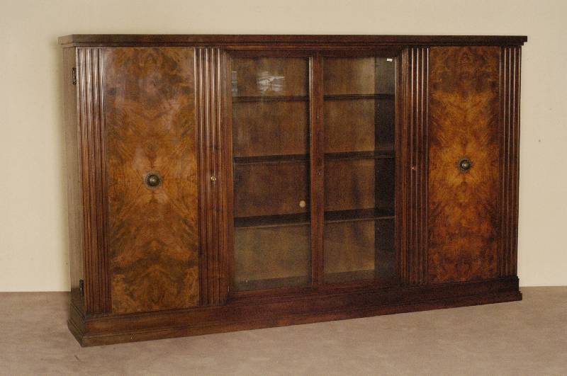 BÜcher-/Mehrzweckschrank, deutsch, um 1920, Korpus Weichholz/Tischlerplatte, Nußbaumfurnier, z.T. Wurzelfurnier, Lisenen kanneliert, Mittelteil ...