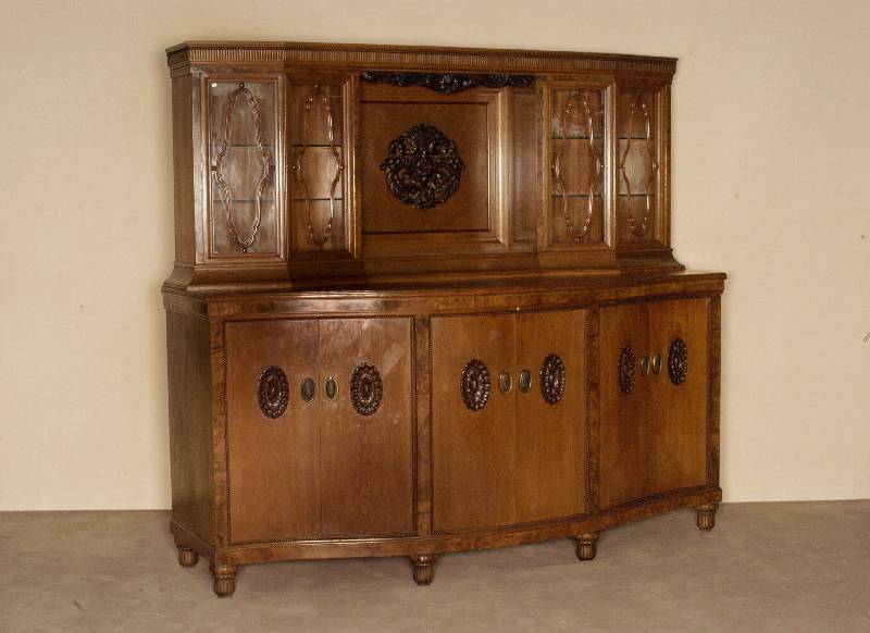 Buffetschrank, deutsch, um 1910, Korpus Weichholz, Eiche furniert, z.T. Wurzelfurnier, auf KugelfÜßen, Front stark gebogen, rundum dekoriert mit ...