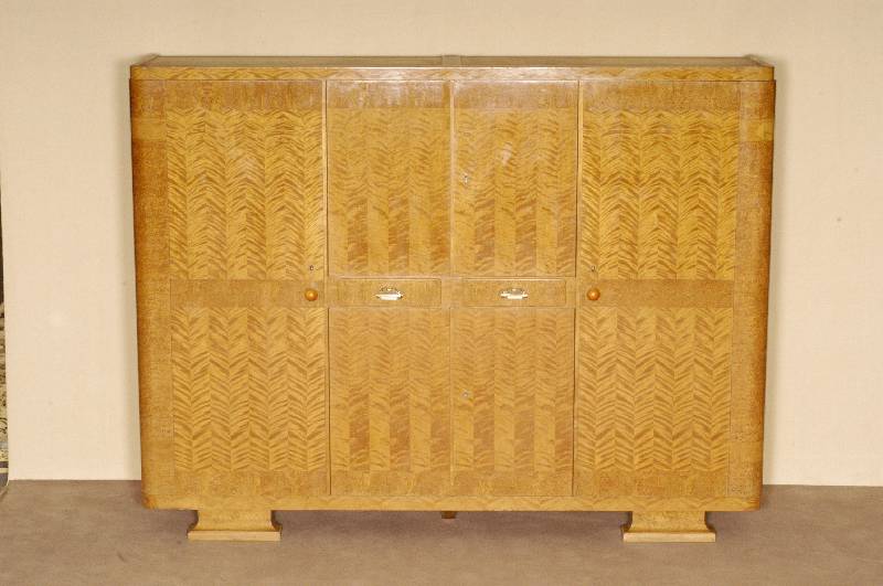 Kleiderschrank, deutsch, um 1920, ArtDeko, Korpus Weichholz, helles Birkefurnier, abgerundete Ecken, Furnierbild in FischgrÄtenform eingelegt, 6 ...