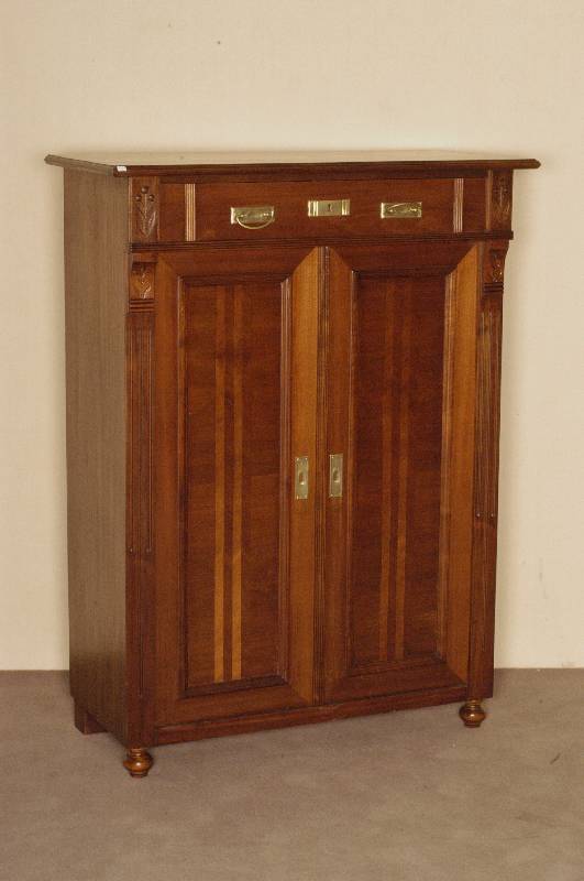 Vertiko, deutsch, um 1900, Jugendstil, Korpus Weichholz, Nußbaumfurnier, Lisenen gerillt, in Veluten auslaufend, original gedrechselte ...