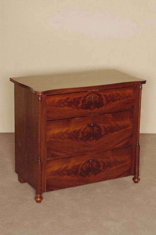 Kommode, deutsch, um 1860, SpÄtbiedermeier, Korpus Weichholz, gespiegeltes Pyramidenmahagonifurnier, auf KugelfÜßen, Ecken mit gedrechselten ...