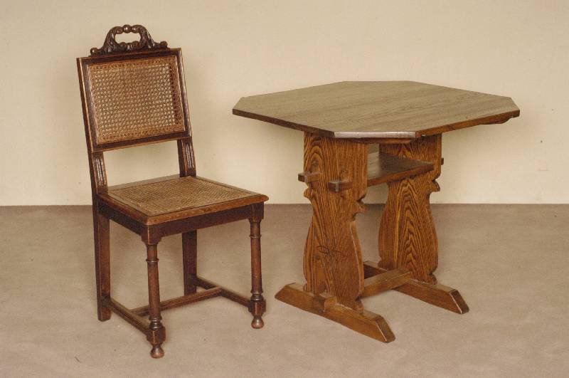 Tisch, deutsch/Friesland, um 1890/1900, Esche massiv, Worpswerder Entwurf, 8-eckige Platte, Fuß ausgesÄgt auf Kufen, Zwischenablage mit Keilen ...