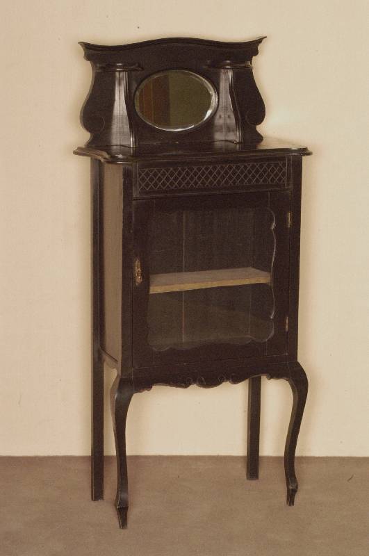 Vitrine, England, um 1900, Chippendale, Korpus Weichholz, z.T. Obstholz, schwarz poliert mit Shellack politur, gebogene Beine, 1-tÜrig verglast, ...