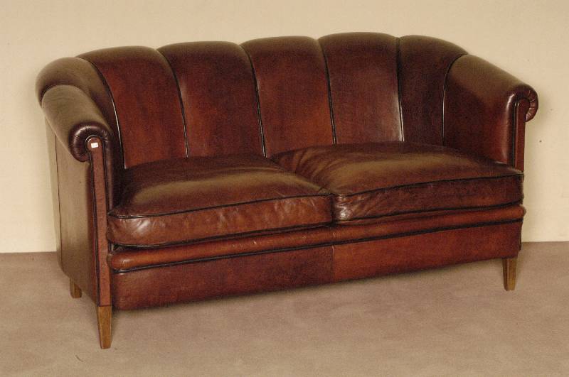 Ledersofa, deutsch, im Stil von 1920, 2-sitzer, Lederbezug wellenfÖrmig angenÄht, in sich leicht geschweift, Schafslederbezug, sehr bequem, ...