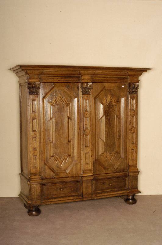 sogenannter Hamburger Schapp, deutsch, um 1730, bÄuerlich, Korpus z.T. Weichholz bzw. Eiche massiv, zum grÖßten Teil Hirnholz, Front und Seiten ...