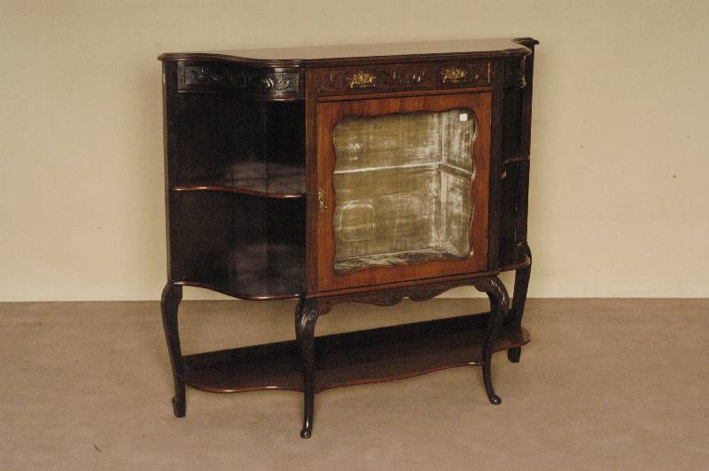 Prunkschrank/Sideboard, England, um 1900, Chippendealstil, Mahagoni massiv, gebogene Beine leicht verziert, unten und seitlich abgeflacht, elegant ...
