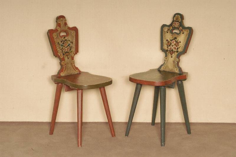 Brettstuhl, wohl sÜddeutsch/Österreich, Bauernstil, Weichholz massiv, eckige konische Beine, Sitz und RÜckenlehne bemalt mit floralen Motiven, ...