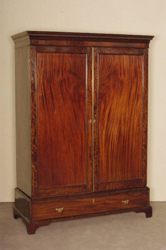 Schrank, England, um 1840, SpÄtbiedermeier, Korpus Weichholz, Mahagonifurnier, z.T. massiv, eine Schublade, TÜrfÜllungen Mahagoni massiv, sehr ...