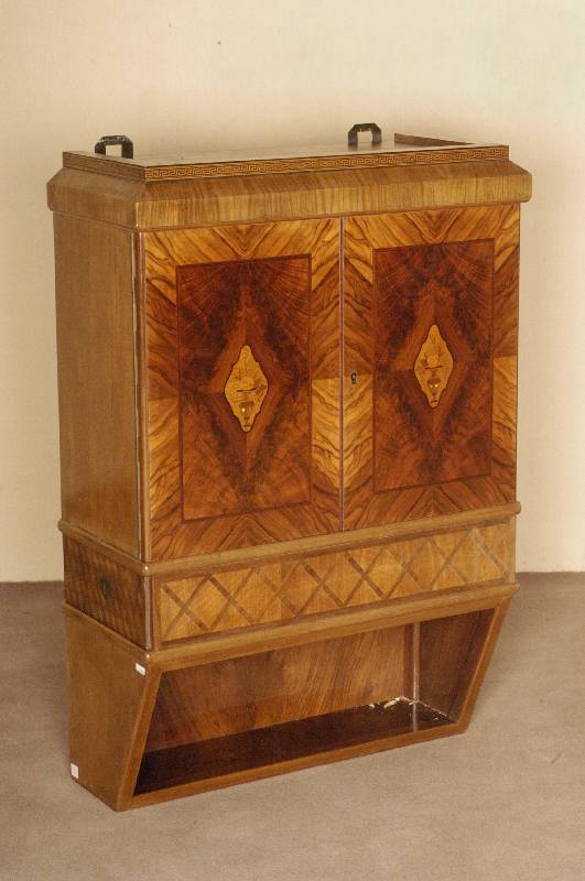 OrdensschrÄnkchen, deutsch, um 1914/18, nach dem Vorbild von 1770/80, Korpus Hartholz, Eiche massiv, RÜckwand aus UrwaldhÖlzern, klassizistisch, ...