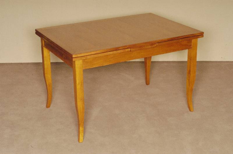 Ausziehtisch im Biedermeierstil, Kirschbaum massiv, Kirschbaumfurnier, Beine leicht geschweift, sehr dynamisch, handpoliert, wohnfertig, ca. ...