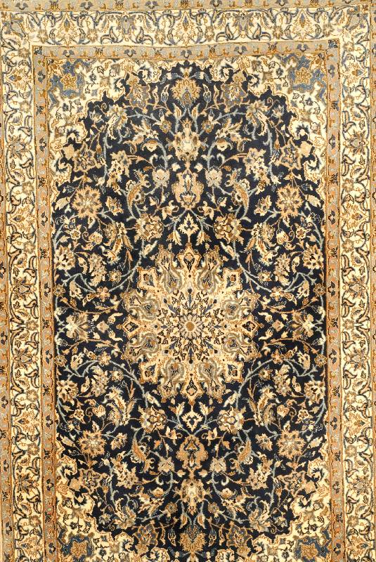 Nain, Persien, ca. 20 Jahre, Korkwolle mit Seide, ca. 194 x 120 cm, SchÄtzwert: 1100.- EURO, EHZ: 2-3. Dunkelblauer Innenfond