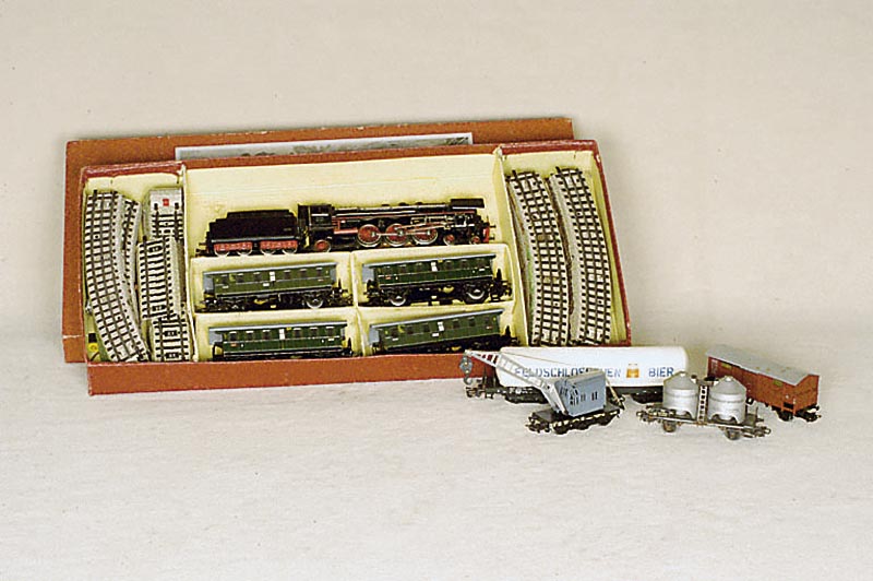 MÄrklin-Startpackung, Spur HO, 60er Jahre, mit Dampflok F 800, 01 097, 50er Jahre, 4 Blechpersonenwagen, div. Schienen, sammelwÜrdig, selten