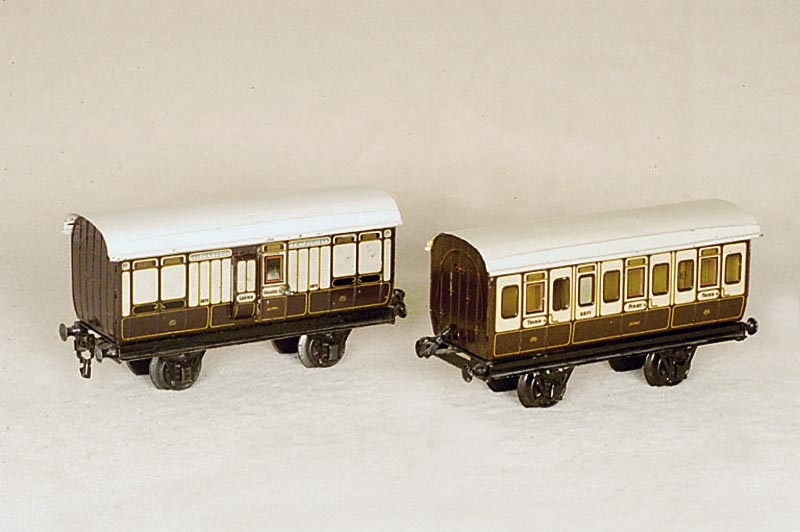 Personenwagen, MÄrklin, um 1910/20, Spur 1, Blech, lackiert, l. Lackabplatzungen, bespielt , altersbedingt jedoch sehr guter Zustand, ...