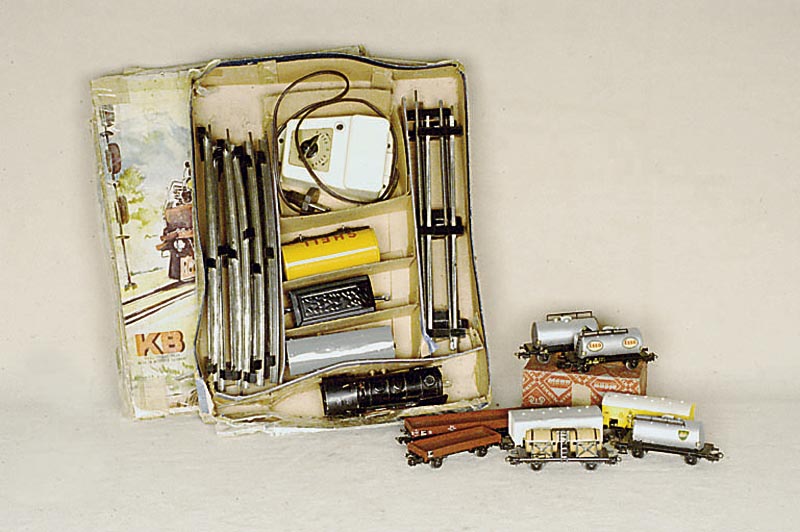 Elektrische Eisenbahn, Karl Bub, NÜrnberg, 50er Jahre, im orig. Karton, Dampflok mit Tender, 2 GÜterwagen, diverse Schienen und Weichen, ...