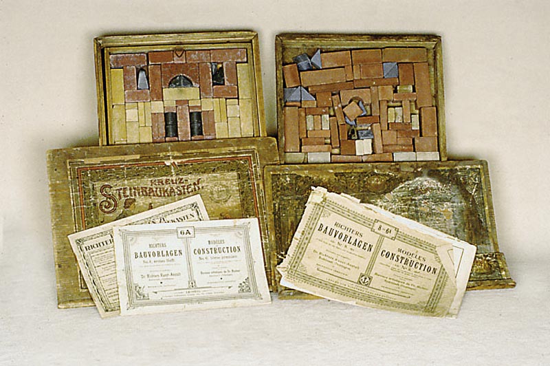 2 SteinbaukÄsten, um 1910/20, 1 x Anker, Nr. 6 1/2, Lemberg, unvollstÄndig, diverse Steine besch., 1 x Kreuzsteinbaukasten, dieser ...