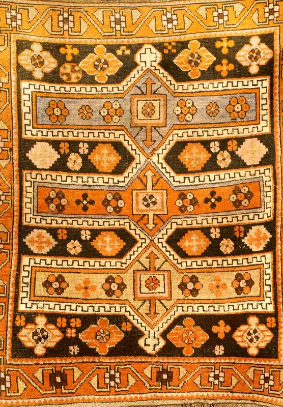 Karabagh, Rußland, um 1920, Wolle auf Wolle, ca. 118 x 101 cm, SchÄtzwert: 950.- EURO, EHZ: 3-4. Freundliche Farbstellung.