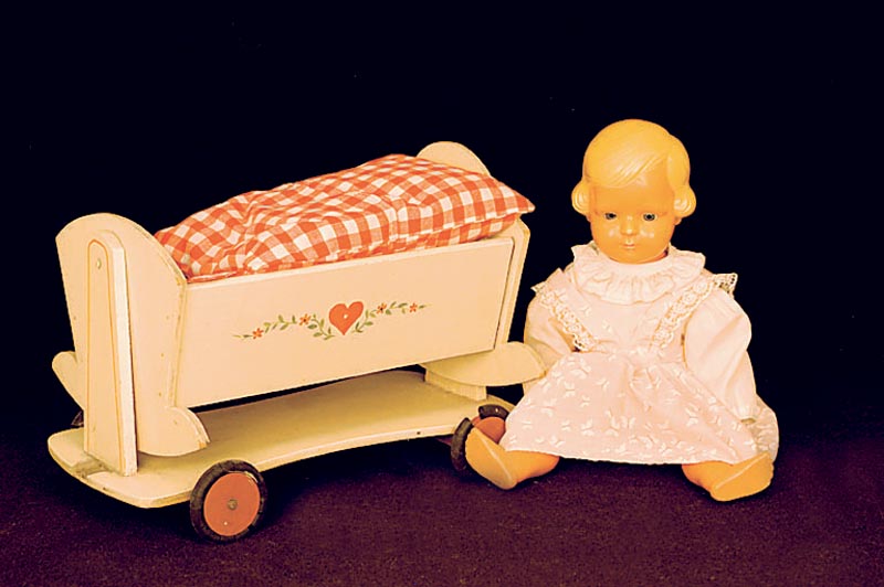 Puppe und Puppenbettchen, 40er/50er Jahre, Puppe Cellba, modellierte Haare, einegsetzte blaue Glasaugen, unsachgemÄß an KÖrper und Auge rest. ...
