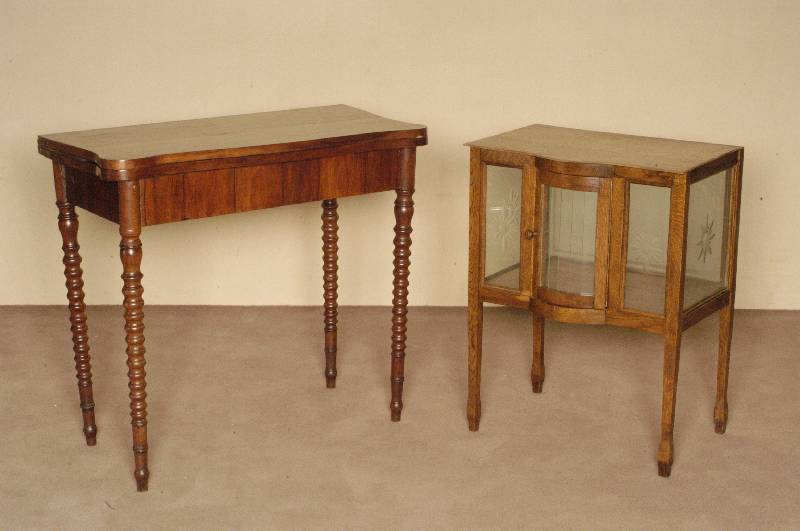Konsolen- bzw. Spieltisch, sÜddeutsch, um 1820/30, Korpus Weichholz, Nußbaumfurnier, auf Mahagoni gebeizt, aufklappbar, als Spieltisch ...