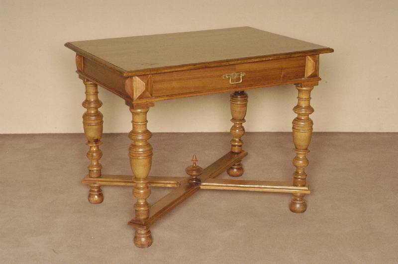 Tisch, wohl deutsch, um 1880/90, GrÜnderzeit, Korpus Weichholz, Beine Buche gedrechselt, Schublade und Oberteil Nußbaumfurnier, Ecken Kirschbaum ...