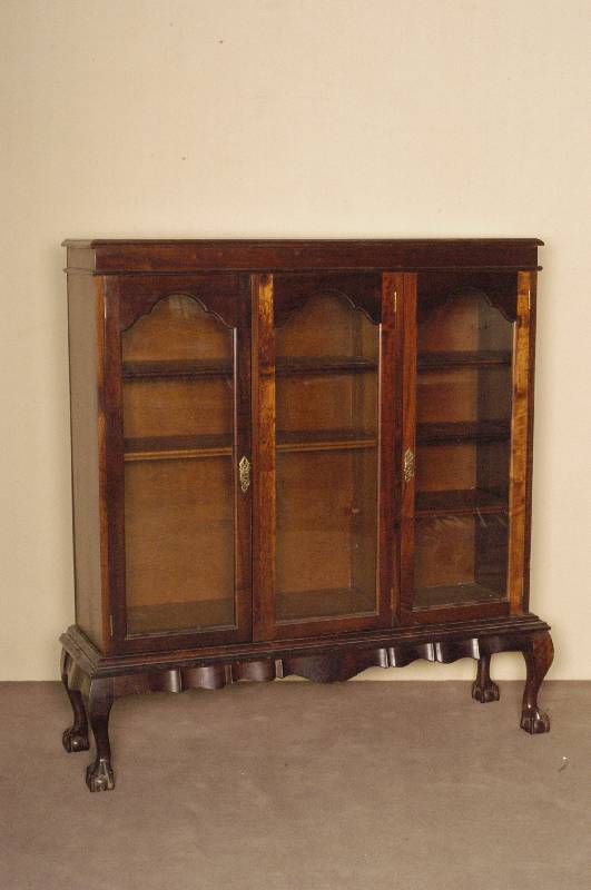 Aufsatzschrank, wohl England, um 1900, Chippendahle-Stil, Weichholz/Hartholz, Mahagonifurnier, drei Original-Einlagebretter , Innenverkleidung ...
